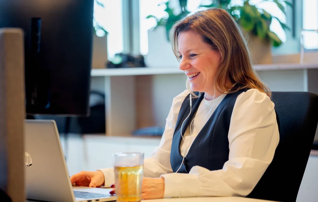 Persoon op laptop informatie aan het zoeken over het belang van een NDA