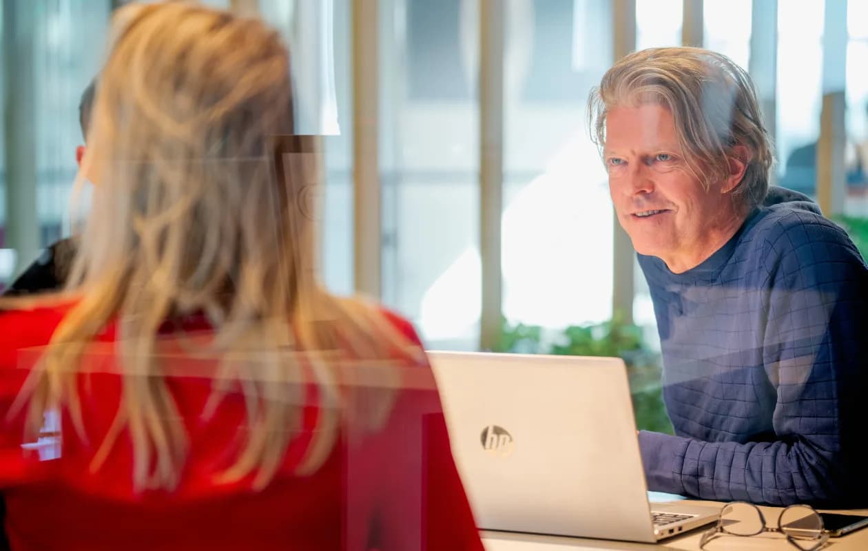 Meerdere personen in gesprek over samenwerking en procesoptimalisatie.