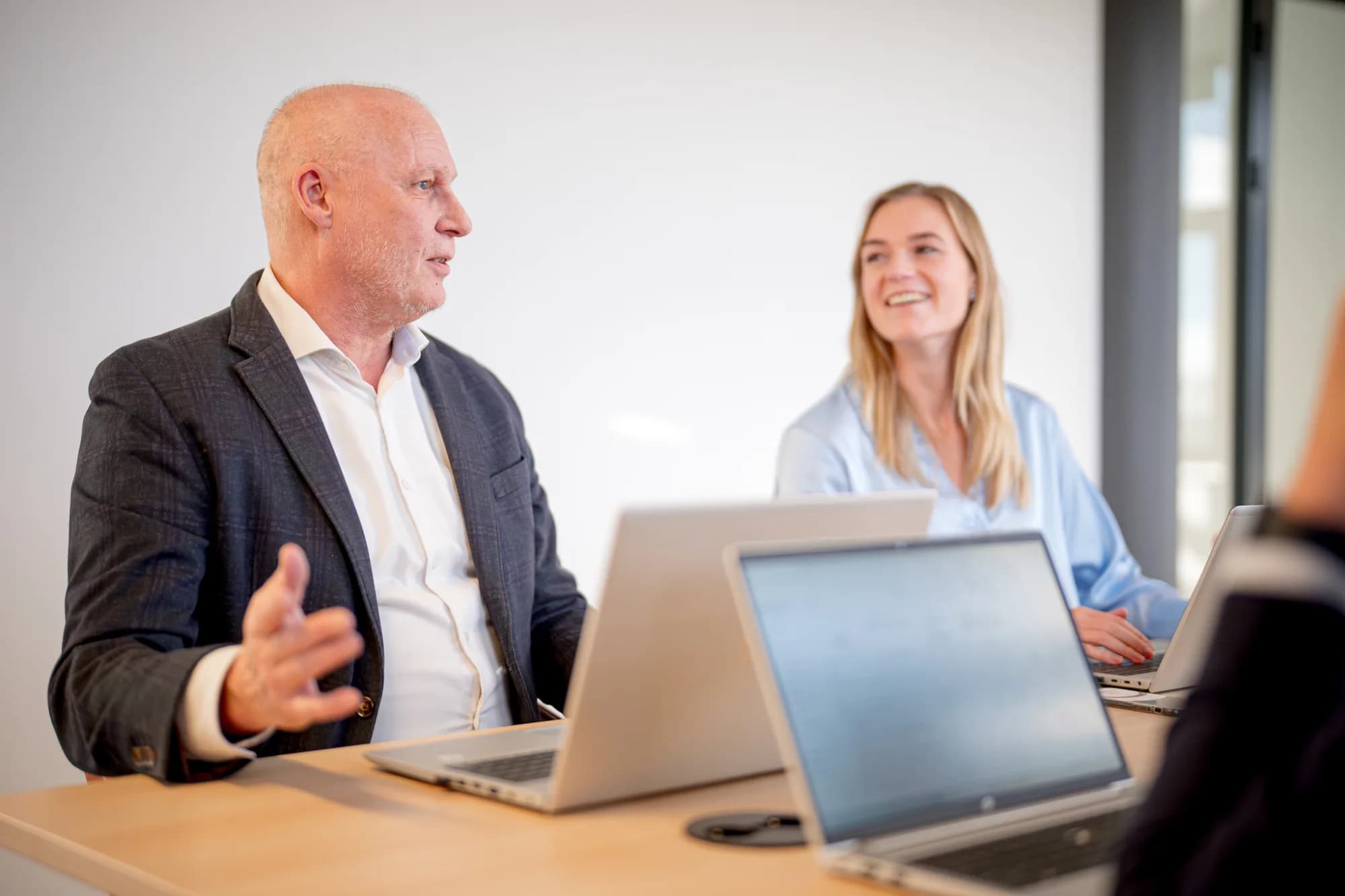 Collega's in een meeting over personeel in dienst nemen