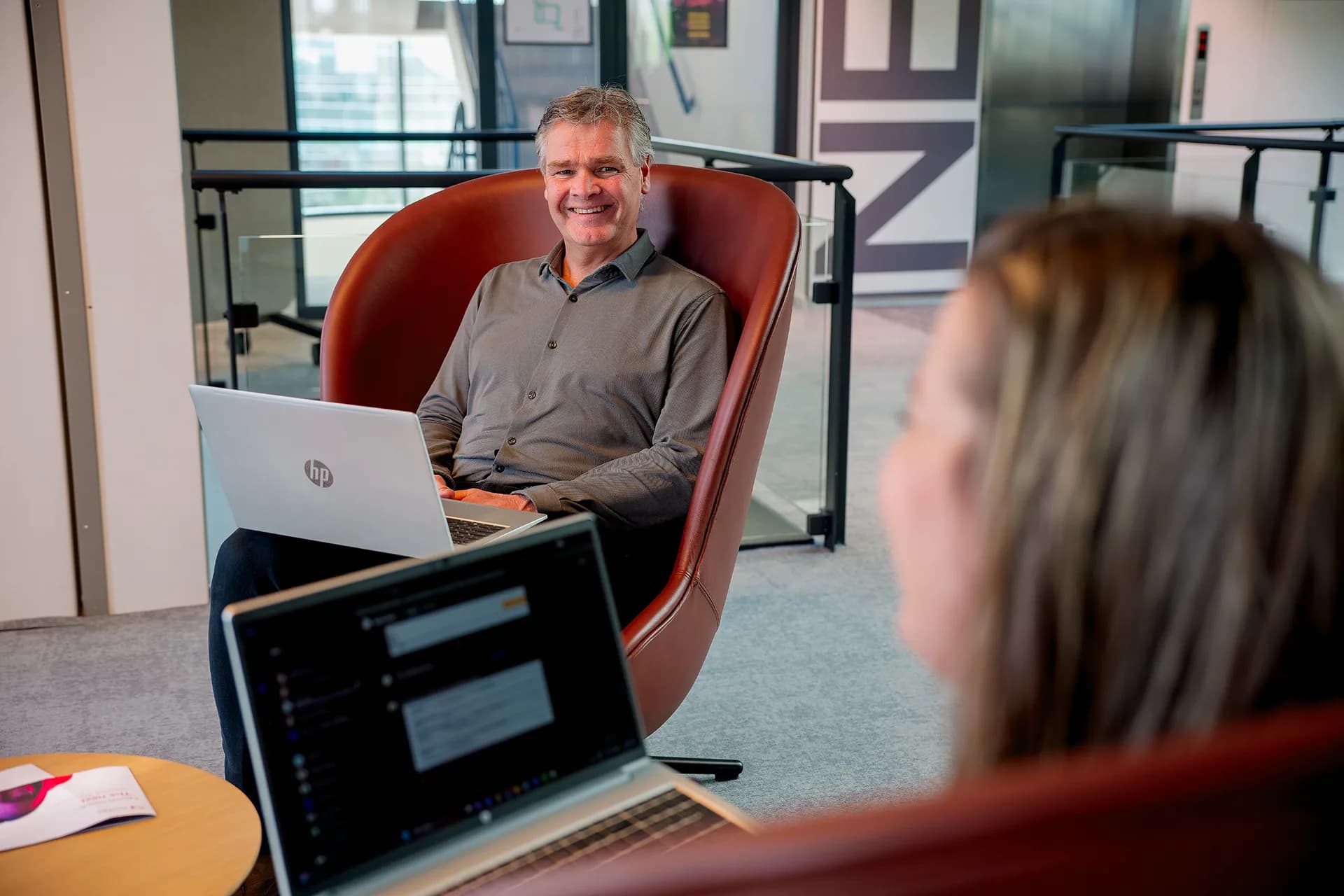 Personeelstekort: zegt arbeidsmobiliteit meer dan het kraptecijfer? Twee personen voeren een formeel gesprek met laptops voor zich.