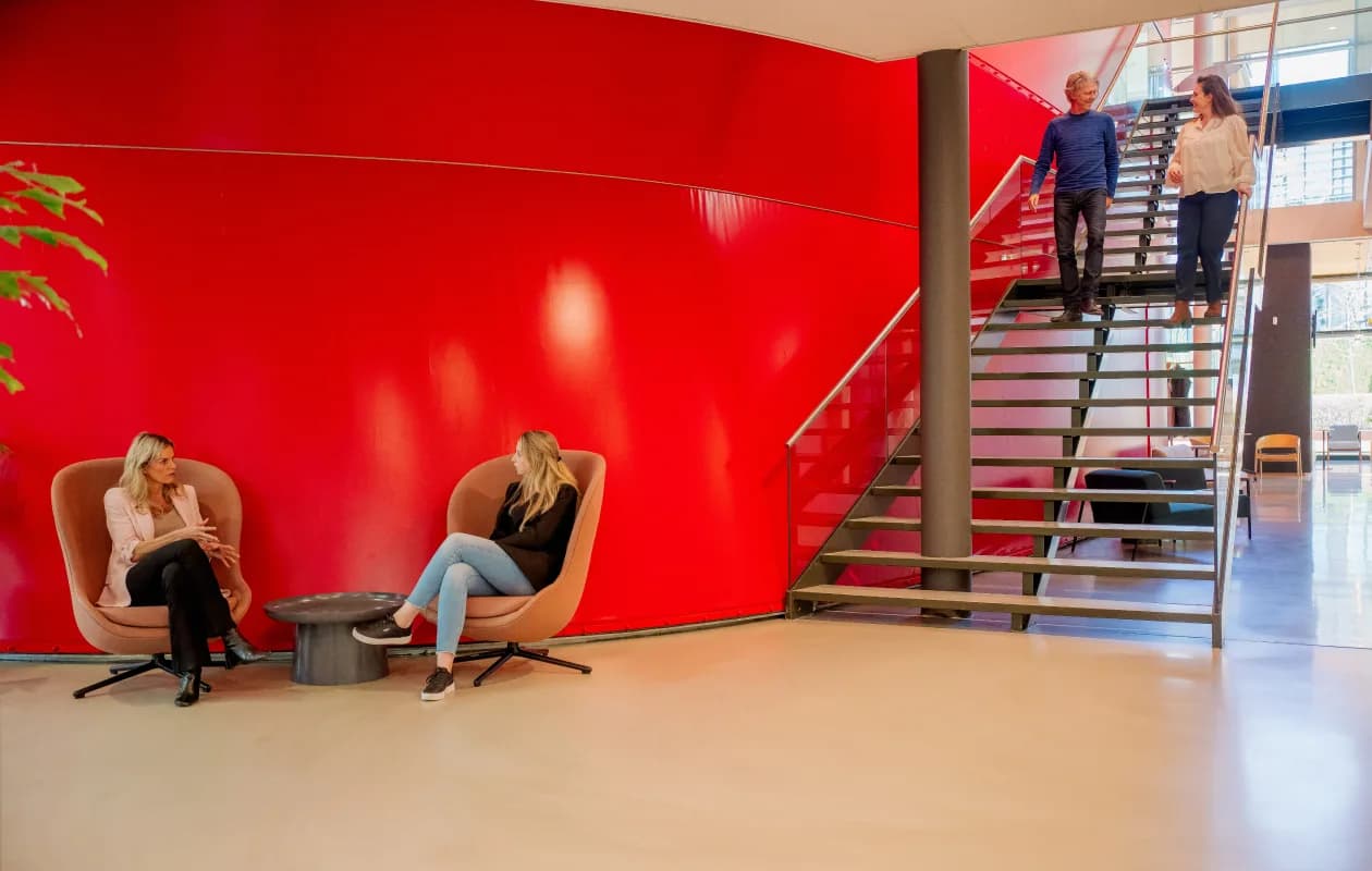 Collega's in het kantoorpand aan het praten