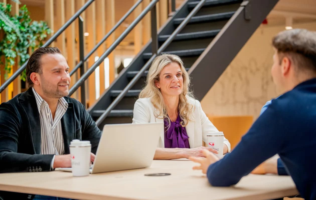 drie personen in overleg / Hoe een inhouse MSP-inhuurdesk zorgt voor kwaliteit en continuïteit