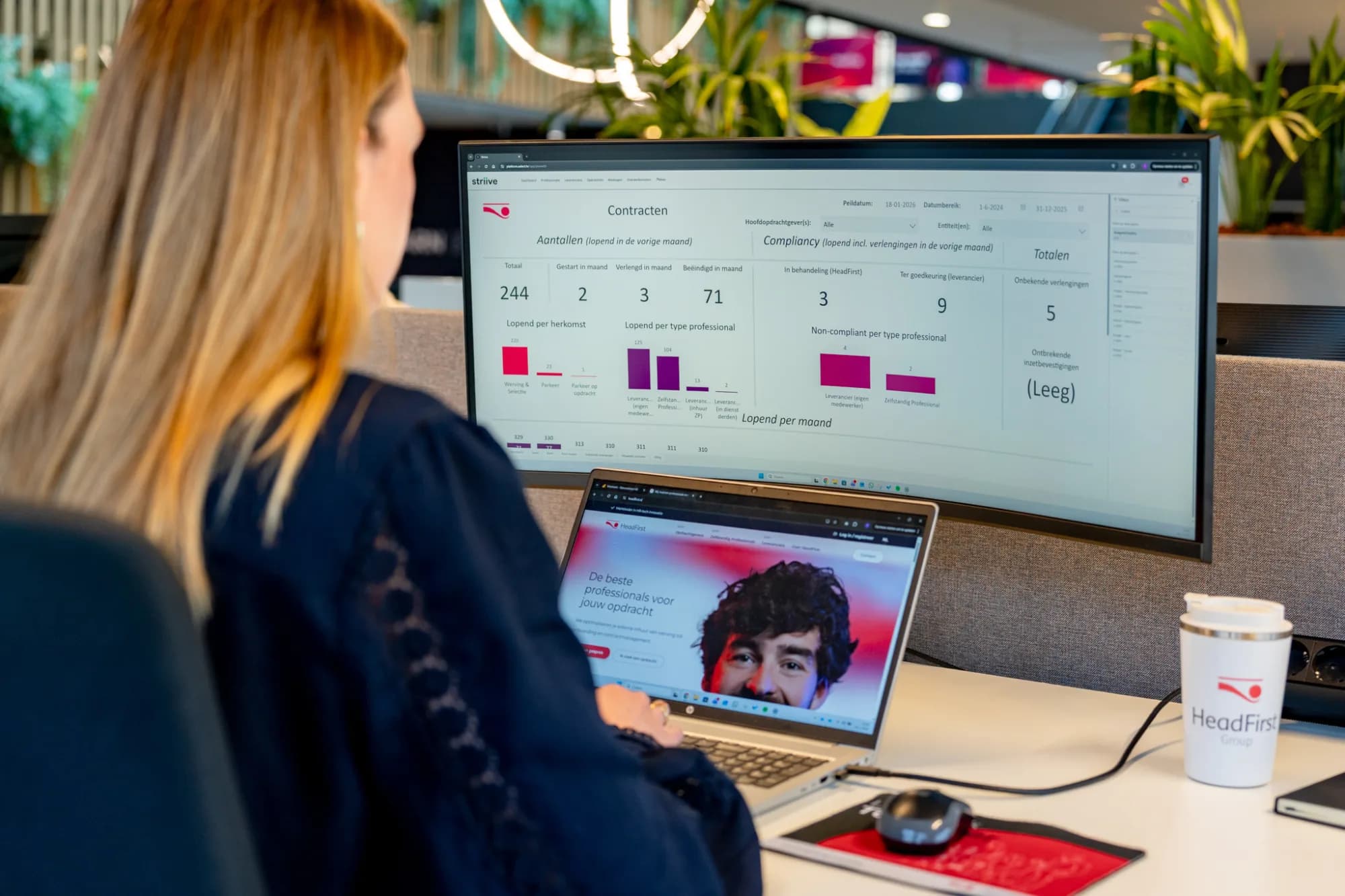Collega aan het werk op hoofdkantoor.