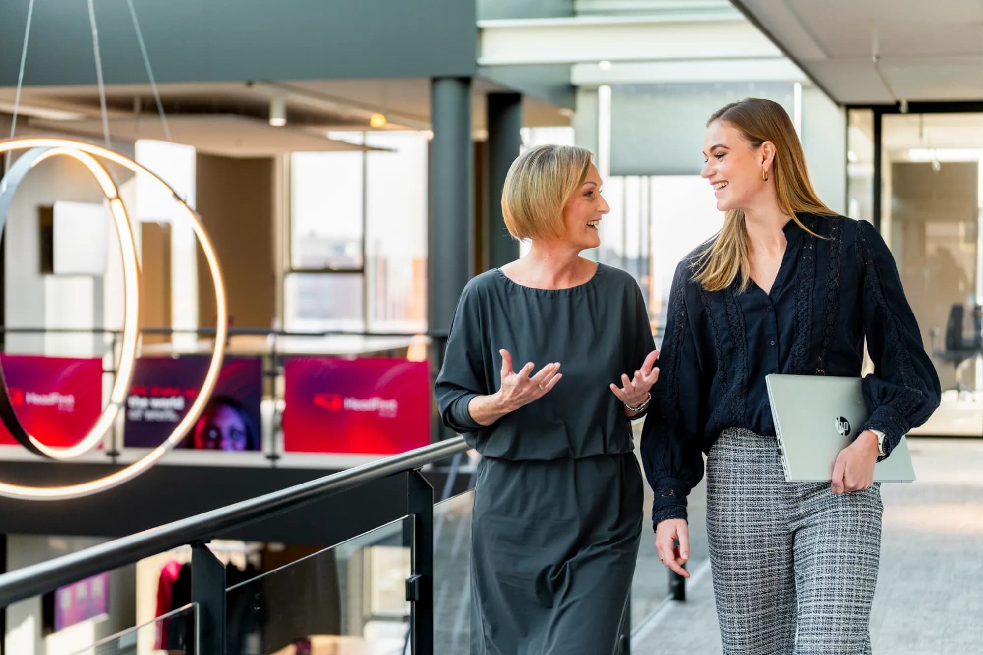 twee pratende vrouwelijke collega's