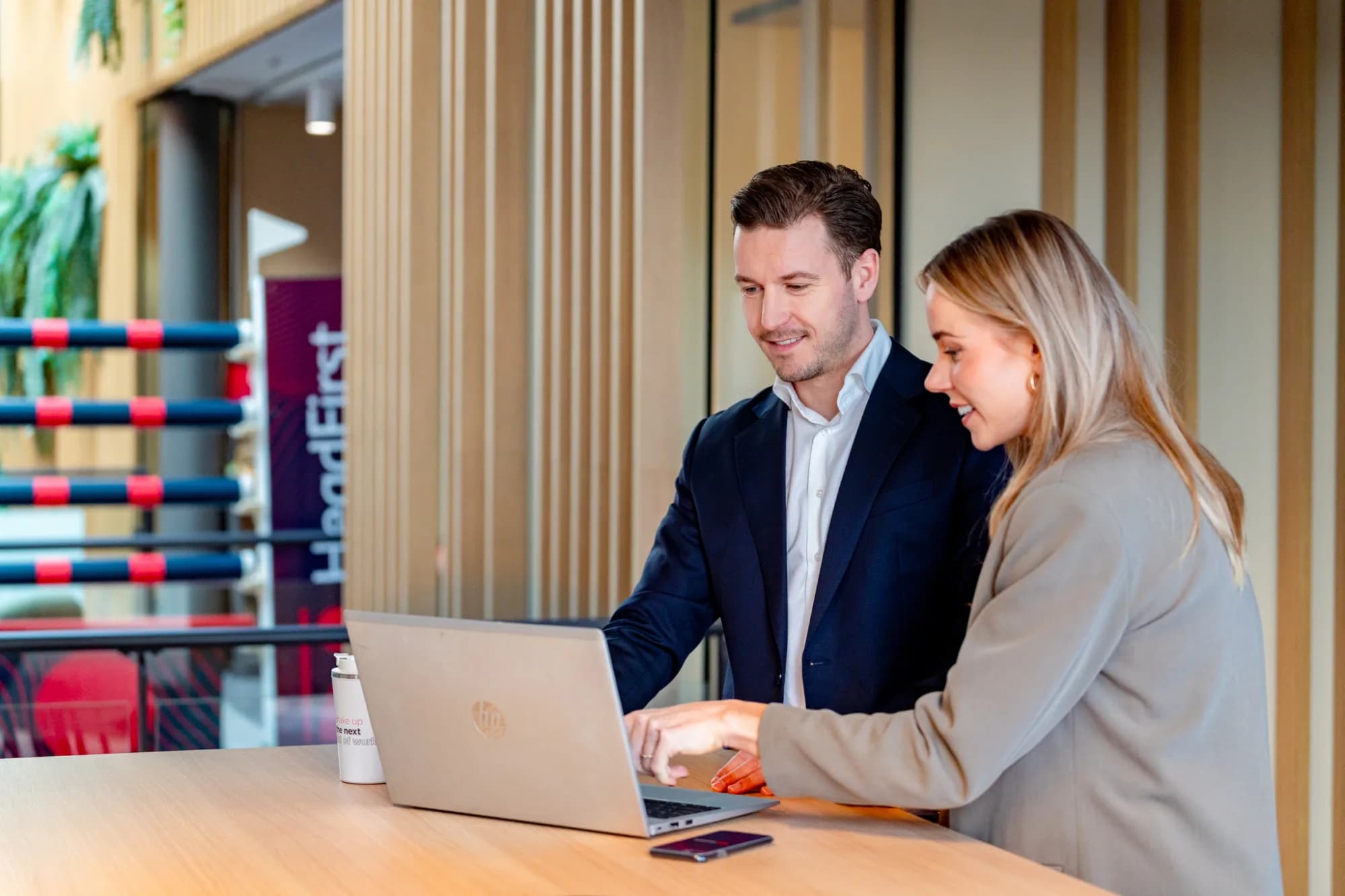 Twee collega's die samenwerken