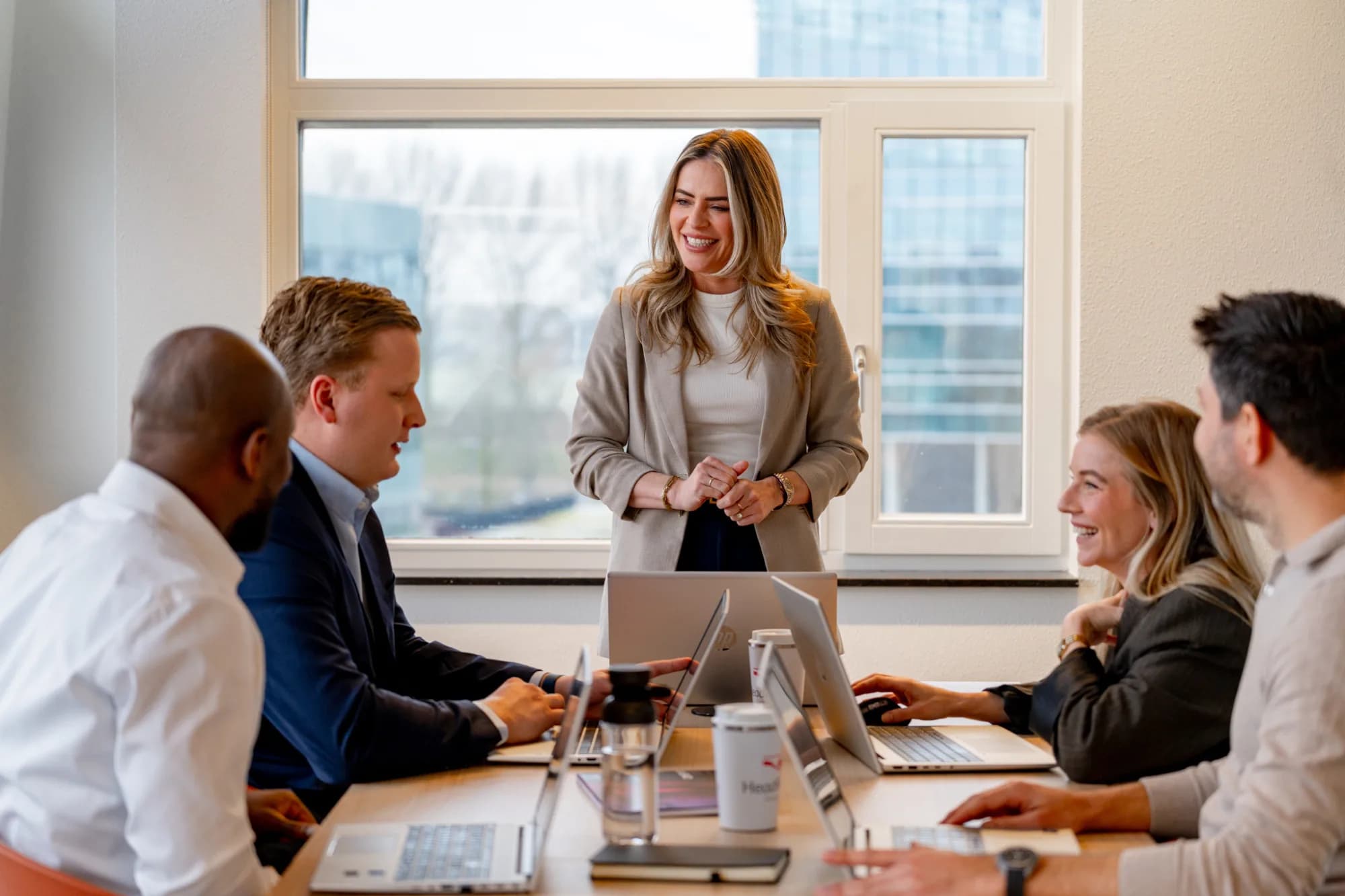 5 collega's in een werkoverleg
