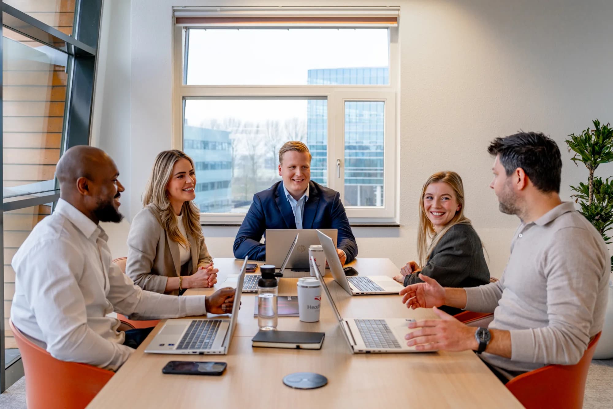 5 collega's in een werkoverleg