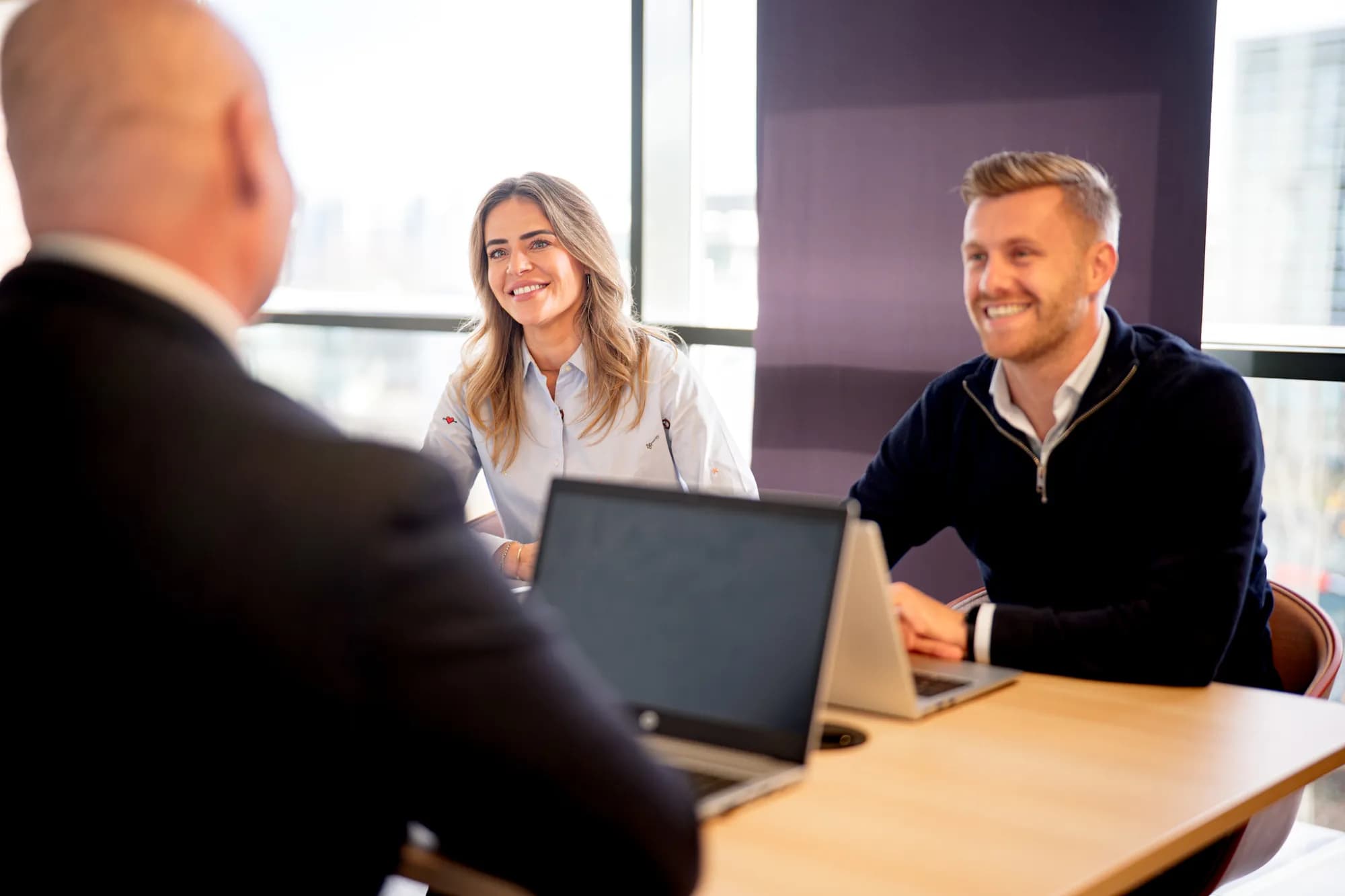 Juridisch van risico naar rust: de meerwaarde van een MSP, laptop, meeting, colleagues, office