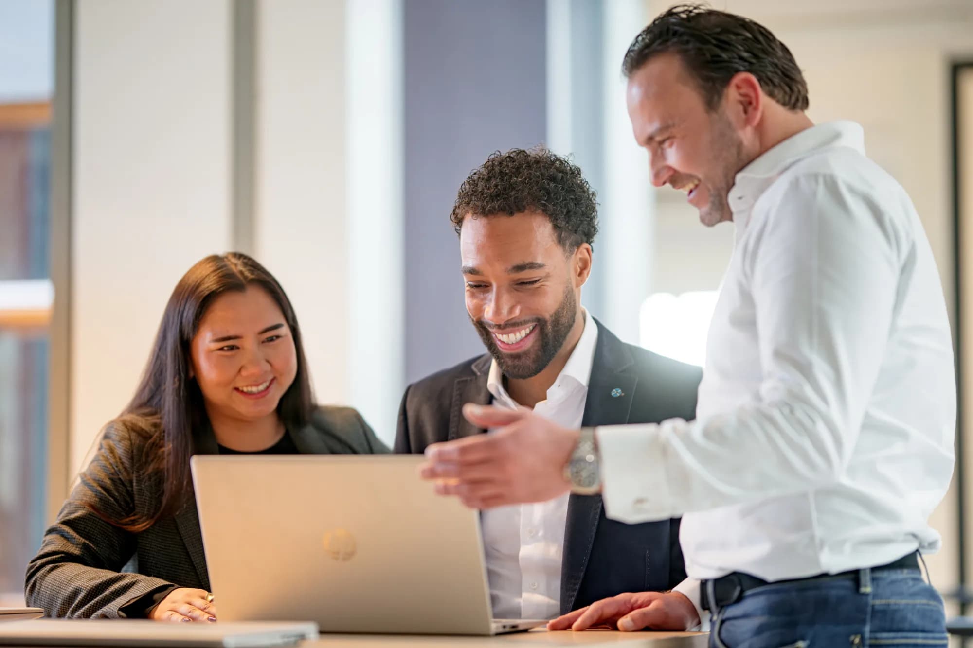 Drie professionals in meeting op kantoor, bespreken hoe duurzaamheid en inclusie geïntegreerd worden in het inhuurproces van HeadFirst.